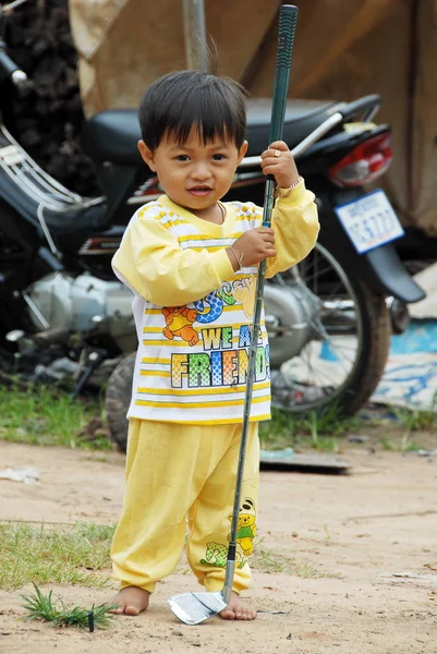 Siem Reap, Kamboçya bir golf club ile küçük çocuk pozlar.