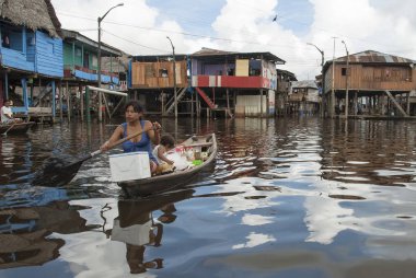 Geleneksel tekne Perulu kadında Belen, Iquitos, Peru sokak su üzerinde yüzen.