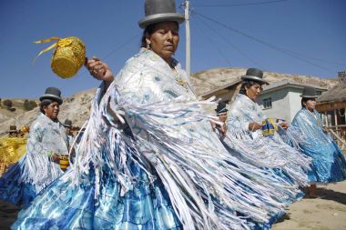 Aymara kadın danslar geleneksel dans festivali Morenada Isla del Sol, Bolivya.