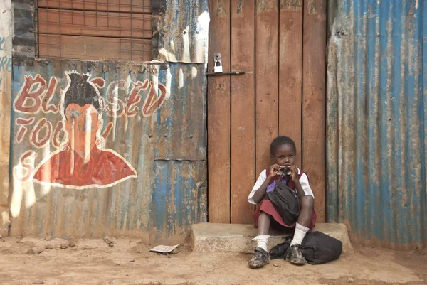 School girl waits her parents after study in a school in Kibera, Nairobi, Kenya. — Stock Photo, Image