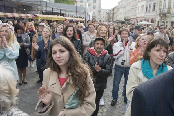 Publiken applåderar art prestanda på torget Rynok i Lviv, Ukraina. — Stockfoto