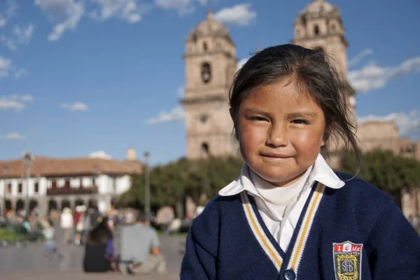 Perulu öğrencisi Plaza de Armas Cuzco, Peru bir fotoğraf için poz veriyor.