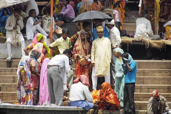 Индийская невеста и жених на гате во время свадебной церемонии в Варанаси, Индия . — стоковое фото