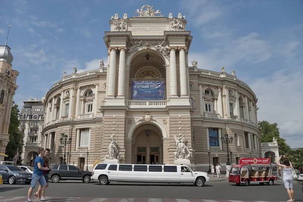 Odessa Opera ve bale Tiyatrosu Odessa, Ukrayna önünde bir Kiralık limuzin. — Stok fotoğraf