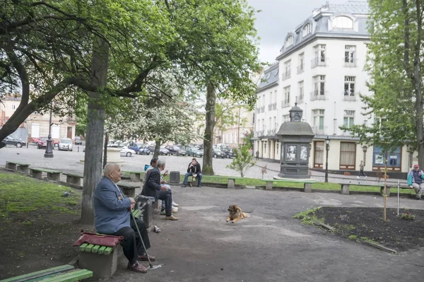 Veterano soviético de la Segunda Guerra Mundial toma un descanso en el parque de la ciudad de Lviv, Ucrania . —  Fotos de Stock