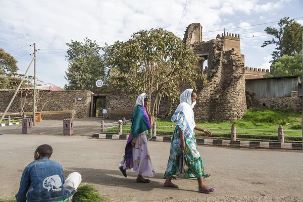 Ethiopische vrouwen lopen naar de kerk door Fasilides kasteel in Gondar, Ethiopië. — Stockfoto