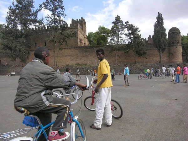 Young man works at bicycle rental service in Gondar, Ethiopia. — Stock Photo, Image