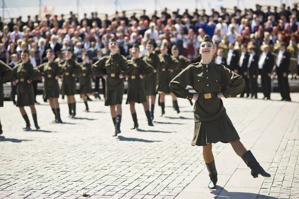 Taniec kobiet na obchody dnia zwycięstwa w Voronezh, Federacja Rosyjska. — Zdjęcie stockowe