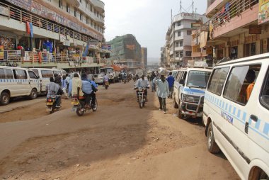 Kampala, Uganda, 23 Şubat 2012: Kimliği belirsiz kişi onların motosiklet Kampala, Uganda bir caddeden aşağı sür. Kampala eski ulaşım altyapısı ve sol trafik ile bir şehirdir.