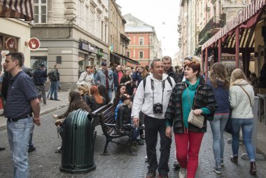 Lviv, Ukrayna, 7 Mayıs 2016: Tanımlanamayan turist şehir merkezine yakın kare Rynok Lviv, Ukrayna Festivali sırasında içeri. Lviv Ukrayna'nın başlıca turistik yerlerinden biridir.