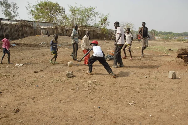 南苏丹 2012年2月26日 不明身份的孩子在南苏丹朱巴的一条街上玩耍 朱巴充满了难民 他们与他们的孩子在恶劣的条件下生活 — 图库照片
