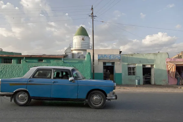 Harar Etiopie Březen 2012 Neidentifikovaný Taxikář Jezdí Jeho Starý Peugeot — Stock fotografie