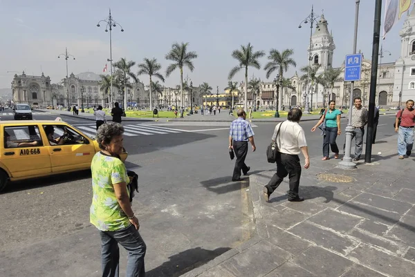 Lima Perú Abril 2010 Personas Identificadas Caminan Por Una Calle — Foto de Stock