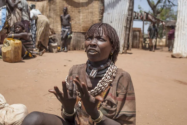 Dimeka Ethiopia March 2012 Unidentified Hamar Woman Bargains Her Client — Stock Photo, Image