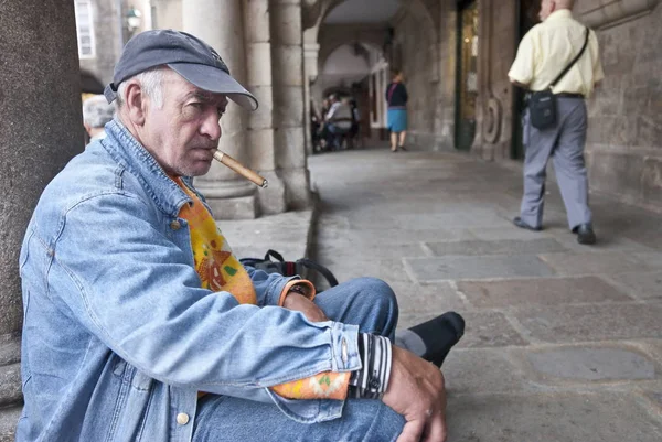 Santiago Compostela Spain July 2010 Unidentified Man Smokes Cigar Cathedral — Stock Photo, Image
