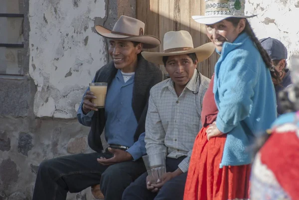 Yankey ペルー 2010 アレキパ県 ペルーの年次村の収穫のお祝いでぁぁぁぁぁいを正体不明のケチュア語人々 が飲みます チチャはペルーで人気のある種の自家製ビールです — ストック写真