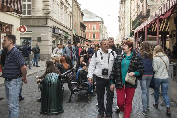 Lviv Ukraine Maio 2016 Turistas Não Identificados Caminham Centro Cidade — Fotografia de Stock