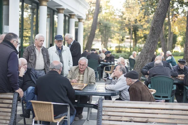 Batumi Georgia Noviembre 2016 Hombres Ancianos Identificados Juegan Backgammon Aire —  Fotos de Stock