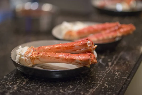 餐厅的盘子里烤的堪察加蟹指骨 — 图库照片