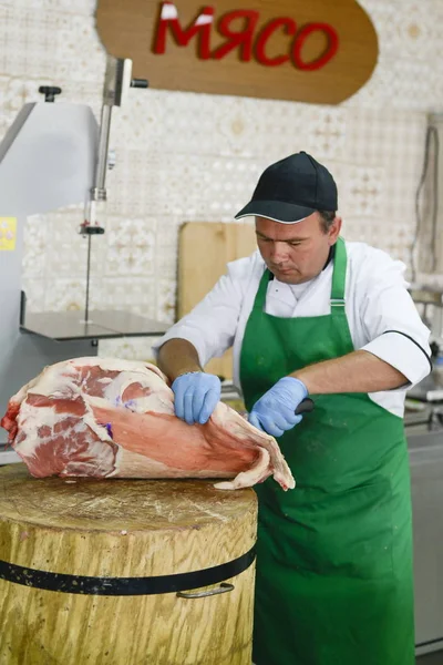 Μόσχα Ρωσία Ιουνίου 2017 Αγνώστων Χασάπης Κόβει Κρέας Στην Αγορά — Φωτογραφία Αρχείου