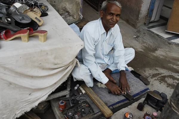 Delhi India May 2009 Unidentified Street Shoemaker Sharpens His Tool — Stock Photo, Image