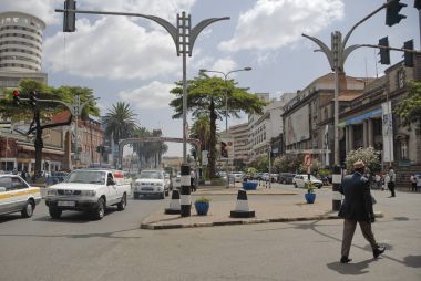 Nairobi, Kenya, 1 Mart 2012: Kenyatta Avenue Nairobi, Kenya şehir trafik. Eski Ulaştırma altyapısı ve sol trafik ile tipik bir Afrika şehir Nairobi olduğunu.