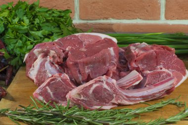 Bir Pazar durak üzerinde taze koyun eti.