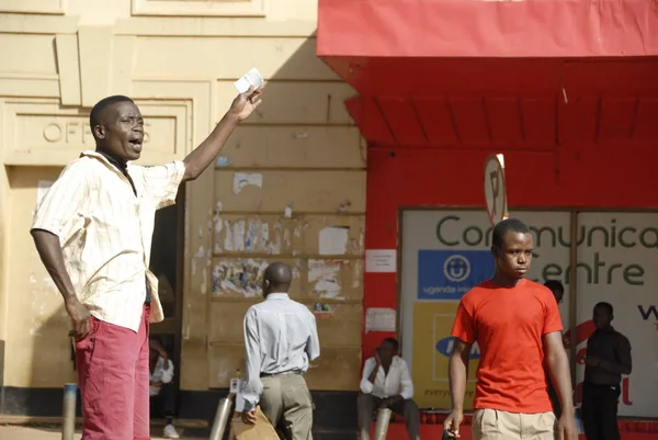 Kampala, Uganda, 23 Şubat 2012: Tanımlanamayan adam Kampala, Uganda bir sokakta vaaz Uganda. Uganda farklı Hıristiyan İtirafları bir çeşittir.