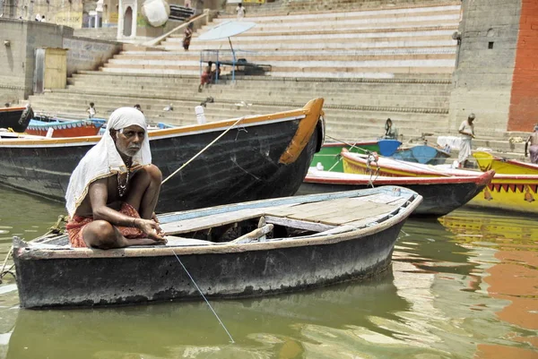 Varanasi India April 2009 Unidentified Indian Man Goes Fishing Ganges — Stock Photo, Image