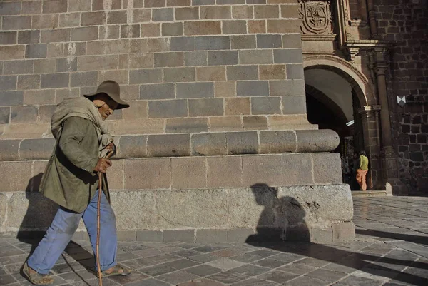 秘鲁库斯科 2010年5月7日 在秘鲁库斯科的武器广场上 身份不明的老人沿着大教堂墙行走 秘鲁大多数退休人员的每月养老金是2010年的40美元 — 图库照片