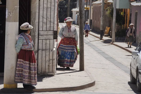 2010年5月3日 在秘鲁的阿雷基帕杨基的一条街道上 穿着传统短裙的不明身份的 Quechua 妇女行走 秘鲁农村 Quechua 人民的民族服饰很常见 — 图库照片