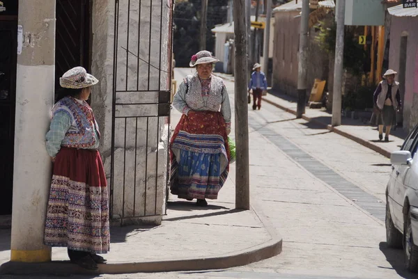 Yankey Peru Mai 2010 Unbekannte Quechua Frauen Traditionellen Röcken Gehen — Stockfoto