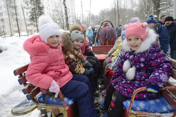 Moscow Rússia Fevereiro 2018 Crianças Não Identificadas Montam Uma Carruagem — Fotografia de Stock