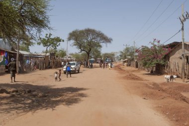 Dimeka, Etiyopya, 13 Mart 2012: Kimliği belirsiz kişi yürüyüş Dimeka, vadi Omo, Etiyopya'da Köyü pazara. Pazar haftada iki kez açılır ve Dimeka ve mahalle için olaydır.