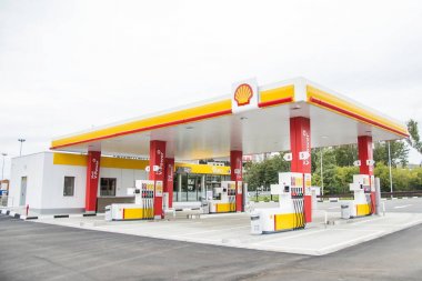 Moskova, Rusya, 7 Eylül 2016: Moskova, Rusya yeni Shell benzin istasyonu. Hollanda Kraliyet Shell ekonomi krize rağmen Rusya dahil olmak üzere dünya çapında her alanda entegre.
