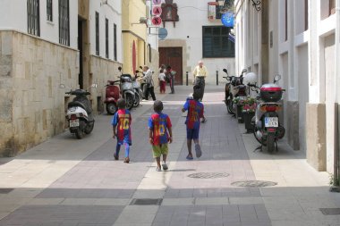 Tossa De Mar, İspanya, Haziran 18, 2007: Afrikalı göçmenlerin tanımlanamayan çocuklar play futbol Tossa de bir sokak Mar, İspanya. Europe şimdi daha fazla ve daha fazla göçmen Afrika ülkelerinden alır..