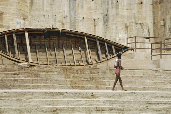 Varanasi India April 2009 Unidentified Indian Man Passes Wooden Boat — Stock Photo, Image