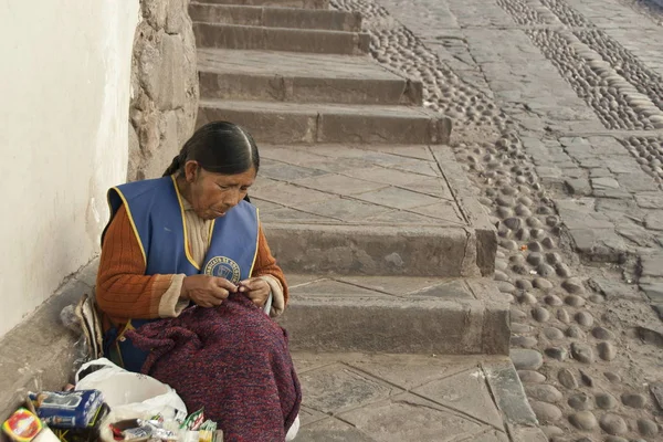 Cuzco Peru May 2010 Unidentified Quechua Woman Knits Street Cuzco — Stock Photo, Image