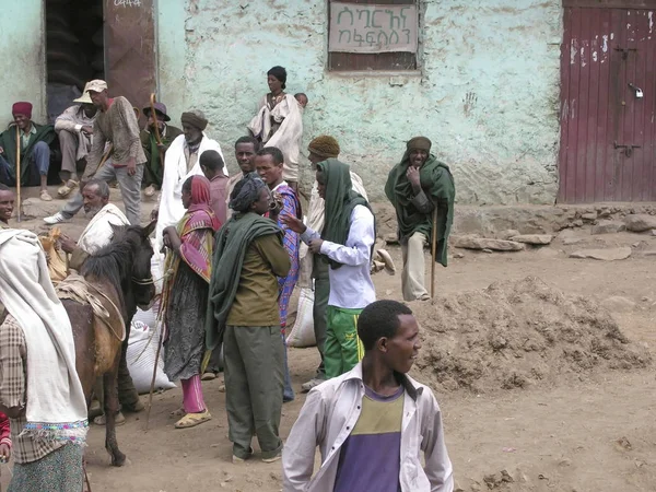 埃塞俄比亚登陆区 2012年3月24日 不明身份的埃塞俄比亚农民等待在埃塞俄比亚登陆附近的道路上开放批发市场 卖谷物是赚取小钱的唯一途径 — 图库照片