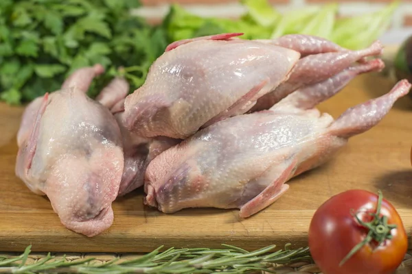 Gerupfte Wachteln Auf Dem Markttisch — Stockfoto