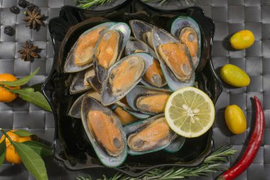 Narenciye ile servis edilen midye.