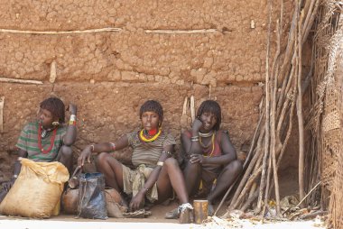 Vadisi Omo, Etiyopya, 13 Mart 2012: Üç tanımlanamayan Hamer kadınlar pazarı, Dimeka, Omo Vadisi, Etiyopya, gölgede dinlenmek. Hamer kadınlar Omo Vadisi ötesinde onların saç stilleri için ünlü.