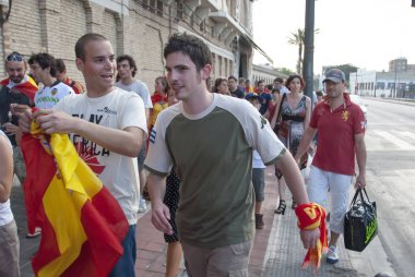 Valencia, İspanya, 11 Temmuz 2010: Kimliği belirsiz İspanyolca Valencia, İspanya bir stadyum 2010 Dünya Kupası maç Tv çeviri final git fanlar. İspanyol takımı için en güzel zamanlarıydı.