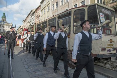 Lviv, Ukrayna, 7 Mayıs 2016: Tanımlanamayan sokak sanatçıları kimden Hırvatistan Kültür Festivali sırasında Lviv, Ukrayna kare Rynok boynuzları oynamak. Lviv Ukrayna'nın başlıca turistik yerlerinden biridir.