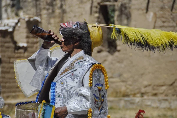 玻利维亚 2010年5月13日 不明身份的艾马拉男子喝啤酒之间的舞蹈在节日 Morenada 的的喀喀湖 玻利维亚湖 舞蹈持续两天 对表演者来说很难 — 图库照片