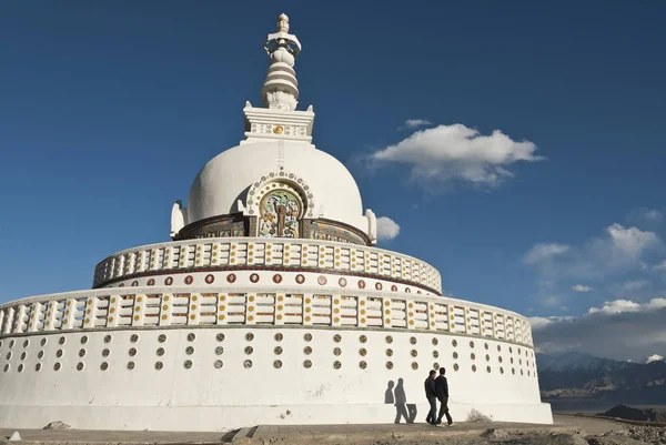 Leh India 2009 Május Két Ismeretlen Ember Sétálni Buddhista Templom — Stock Fotó