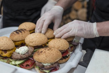 Restoranın mutfağında hamburger hazırlıyorum..