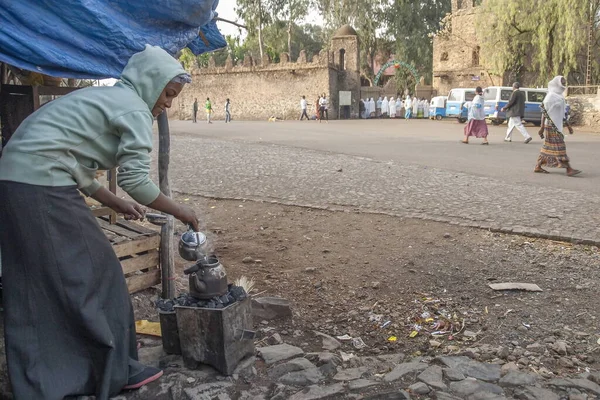 Gondar Ethiopia March 2012 Unidentified Ethiopian Woman Prepares Coffee Street — Stock Photo, Image