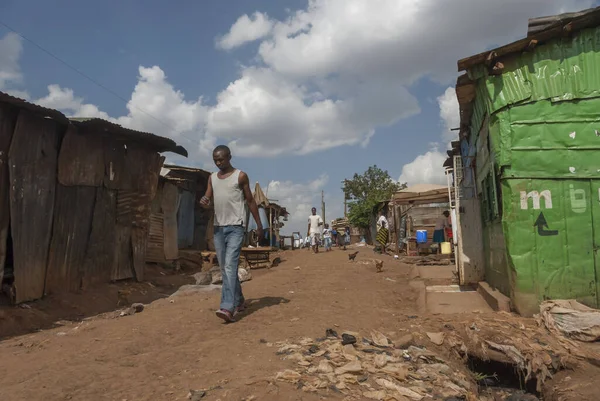 Nairobi Kenya Fevereiro 2012 Homem Não Identificado Caminha Por Uma — Fotografia de Stock