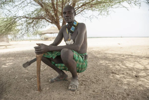 Kolcho Ethiopia March 2012 Unidentified Karo Man Traditional Axe Sits — Stock Photo, Image